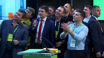 Le parti de Volodymyr Zelensky en tête des élections législatives