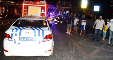 İki otomobil, otobüs durağına daldı: 8 yaralı