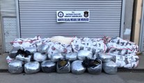 Polis, plastik borular arasına gizlenmiş 1 ton esrar ele geçirdi
