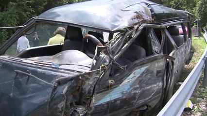 삼척 고갯길서 승합차 전복...16명 사상 / YTN