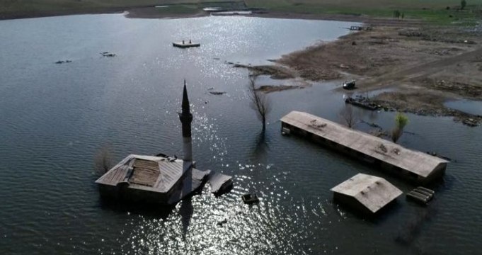 Kars'ta baraj gölünün 5 metre çekilmesiyle cami ve okul, yeniden gün yüzüne çıktı