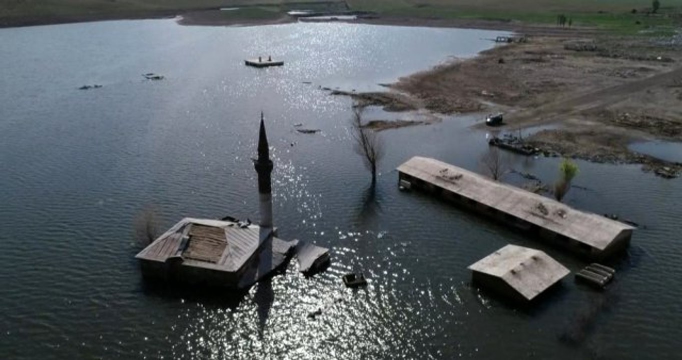 Kars'ta baraj gölünün 5 metre çekilmesiyle cami ve okul, yeniden gün yüzüne çıktı