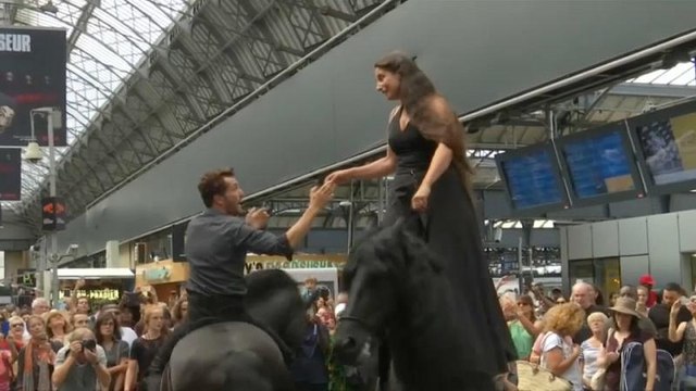 Dos caballos se buscan en la Estación del Este de París