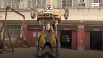 Designer de brinquedos constrói um carro Transformer 