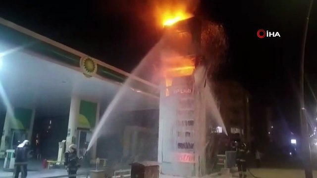 Akaryakıt istasyonunda facianın eşiğinden dönüldü... İstasyon tabelası alev alev yandı