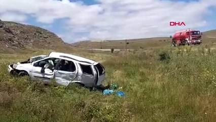 Sivas'ta lastiği patlayan otomobil şarampole devrildi 6 yaralı