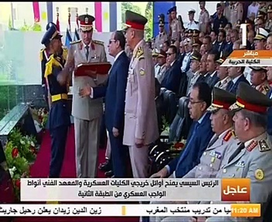 الرئيس السيسى يمنح أوائل الخريجين بالكليات العسكرية نوط الواجب العسكرى