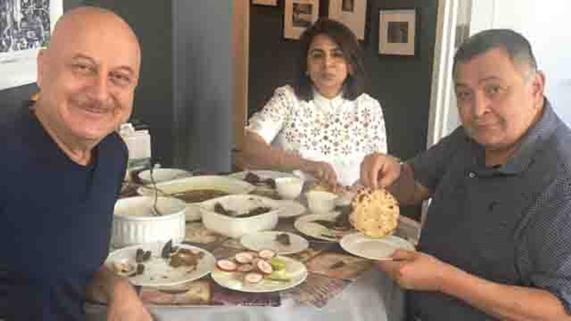 ⁣Rishi Kapoor enjoys aate ki roti in New York with Anupam Kher after a long time | FilmiBeat