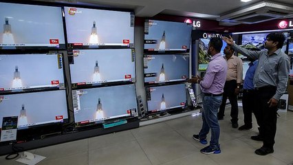 Hindistan, Ay'da su arayacak uzay aracını fırlattı