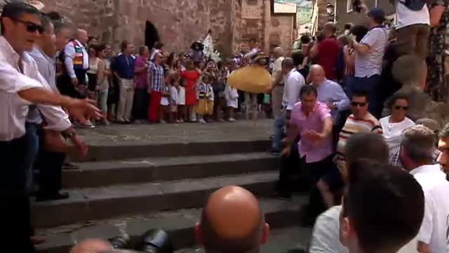 Los danzadores de Anguiano realizan la tradicional bajada con zancos