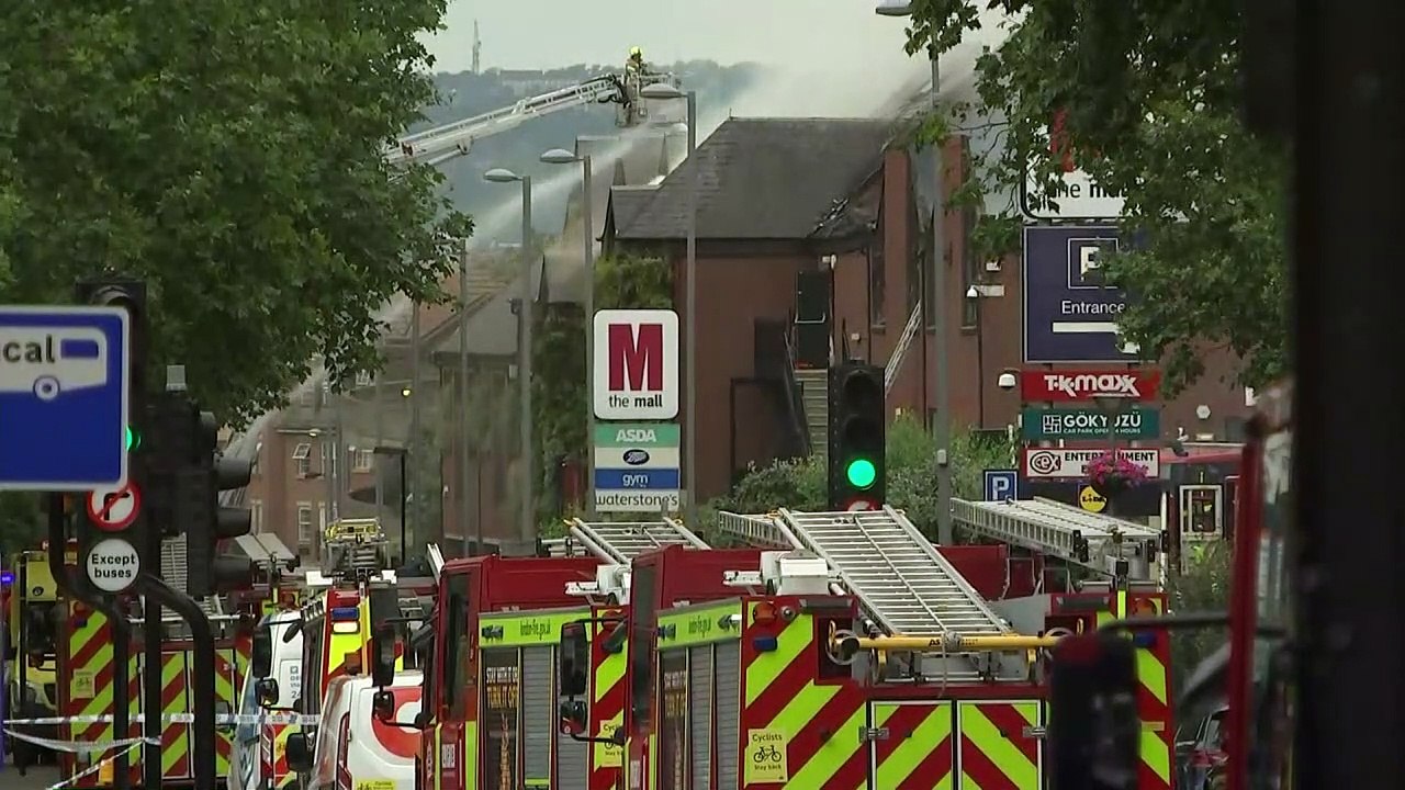Over 150 firefighters tackle major blaze in Wal...