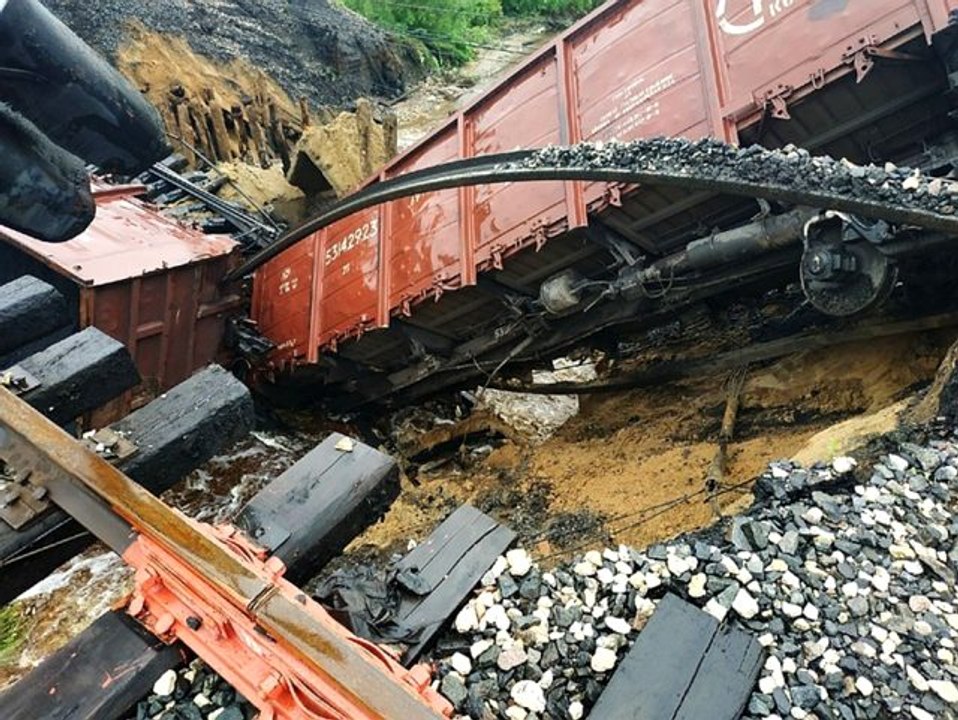Rusya'da menfez çöktü, yük treni raydan çıktı