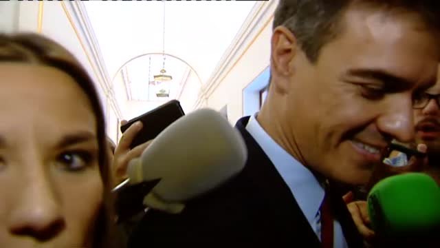 Sánchez abandona el hemiciclo sin cerrar ninguna puerta