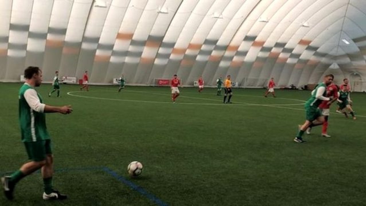 Kanser hastalarına yardım için 169 saat futbol oynadılar