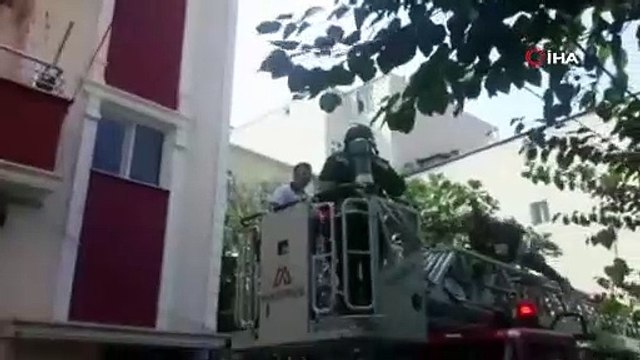 Evini yakıp balkonda dans etti!