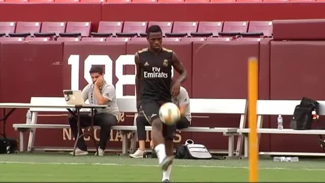 Gareth Bale se entrena junto a sus compañeros en el FedExField de Landover