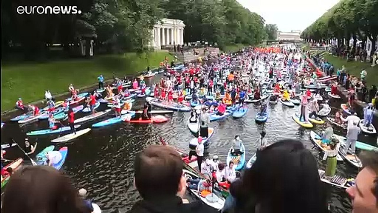Un bal masqué sur l'eau redonne des couleurs à Saint-Pétersbourg