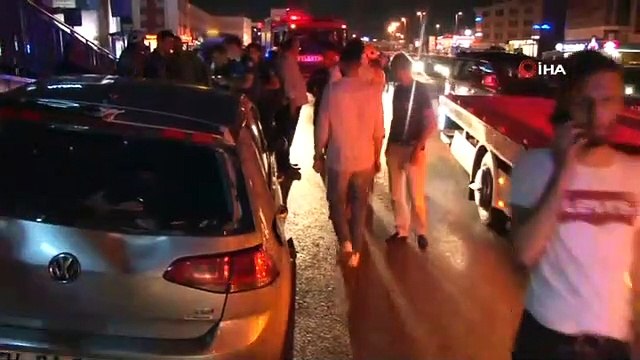 İki otomobil, İETT durağına daldı: 8 kişi yaralandı