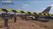 شاهد: طائرة حربية ليبية تهبط اضطراريا على الطريق في بلدة جنوبي تونس