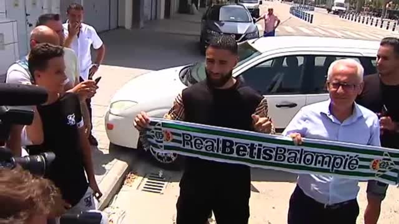 Nabit Fekir ya está en Sevilla para firmar por el Betis