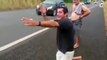 Vídeo de chuva após oração de motorista com caminhão em chamas viraliza