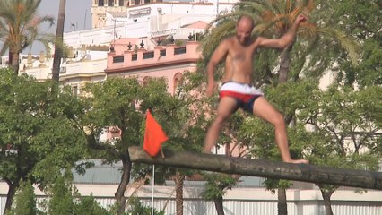 La cucaña regresa al Guadalquivir en la Velá de Santiago y Santa Ana