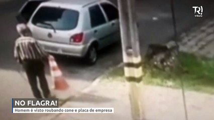 Homem é flagrado roubando cone e placa de loja