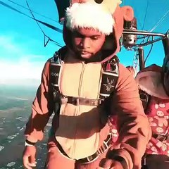 Incroyable ! Cet Ivoirien va sauter du haut d'un parachute avec beaucoup de courage. A voir !