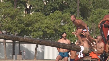 La cucaña, de nuevo en el Guadalquivir en la Velá de Santiago y Santa Ana