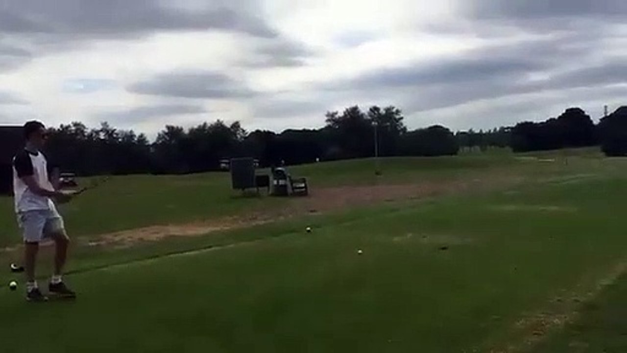 Golf : il tente un coup improbable.. et s'étale au sol !