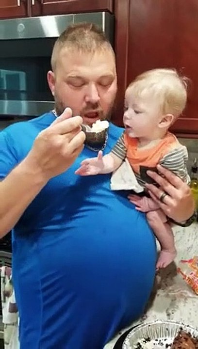 Cruel, ce papa mange du gateau devant son fils ! LOL
