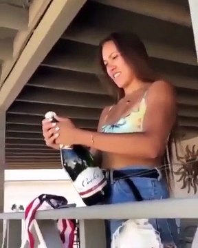 Assommée par le bouchon d'une bouteille de champagne ! Dommage