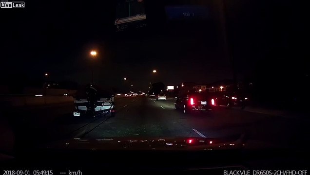 Quand une voiture perd sa remorque avec un bateau en pleine autoroute