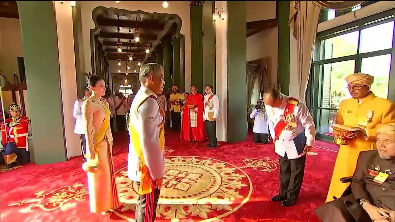 ในหลวง เสด็จออก ณ สีหบัญชร พสกนิกรแซ่ซ้อง “ทรงพระเจริญ” ดังกึกก้อง