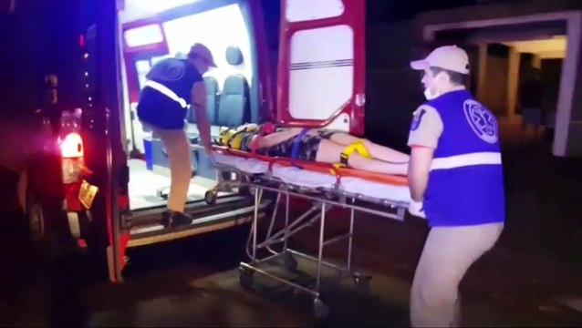 Mulher grávida é socorrida após cair de escada