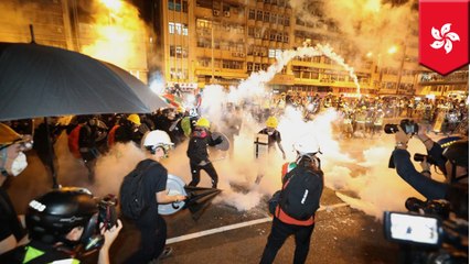 下载视频: Police use tear gas as Hong Kong extradition protests turn violent