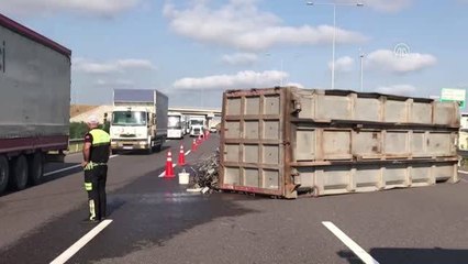 Kuzey Marmara Otoyolu'nda kamyon devrildi