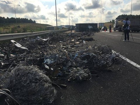Kuzey Marmara Otoyolu'nda hurda yüklü tır devrildi