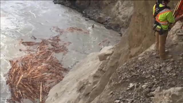 Trasladan en helicóptero miles de salmones atrapados por un desprendimiento en Canadá