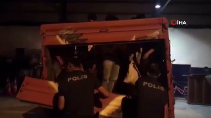 Kamyonet kasasında 52 kaçak göçmen yakalandı