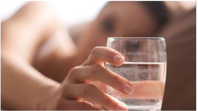 Drinking Water के ज्यादा सेवन के ये है खतरनाक SIDE EFFECTS | Boldsky