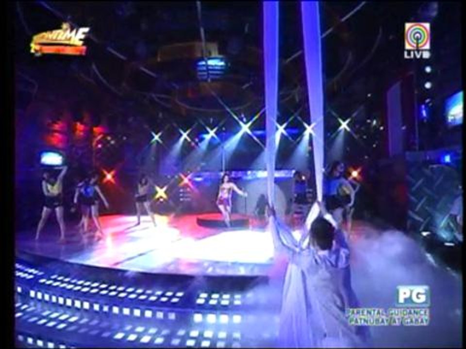 Anne Curtis does a pole-dancing act