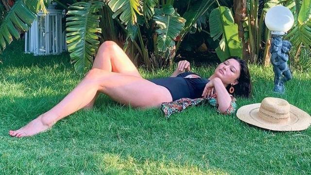 Nurgül Yeşilçay, siyah mayosuyla çimlere uzanarak poz verdi