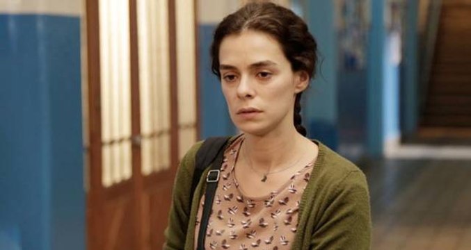 Oyuncu Özge Özpirinçci, siyah bikinisiyle amuda kalktı