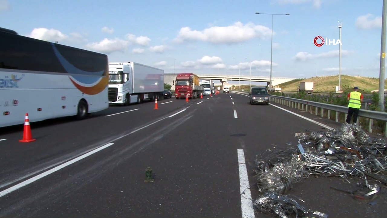 Kuzey Marmara Otoyolu’nda Hurda Yüklü Tır Devrildi