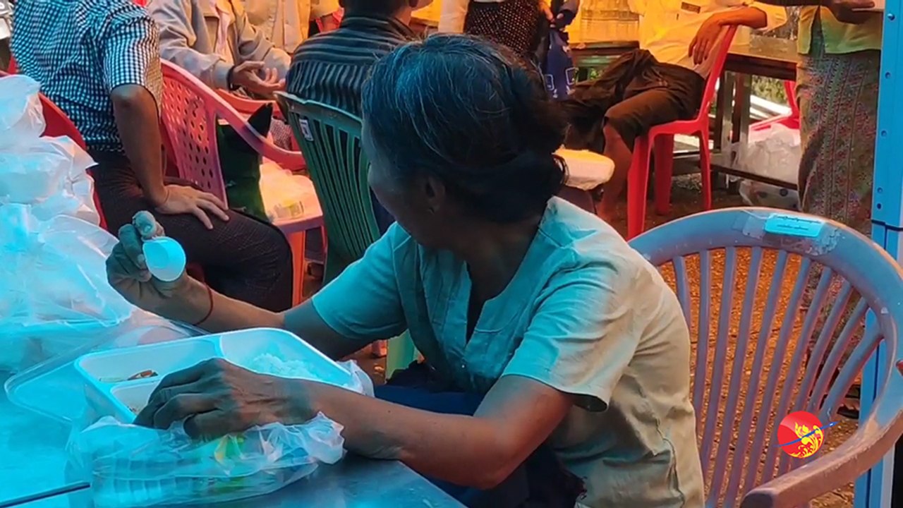 ပုသိမ္ဘဏ္မွာ ေငြလာထုတ္သည့္ အၿငိမ္းစားဝန္ထမ္းမ်ားကို ထမင္းလွဴဒါန္း (ရုပ္/သံ)