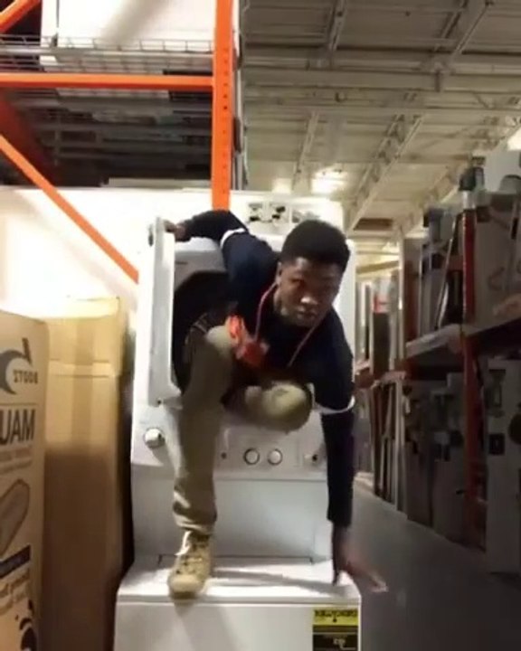 Caché dans un lave linge, ce vendeur fait peur au client qui passait !
