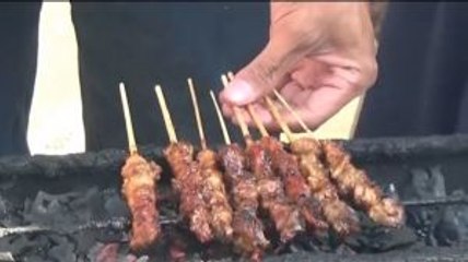 Peringati Hari Anak Nasional, Pedagang di Pekalongan Bagikan Sate Gratis