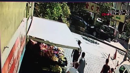 KAĞITHANE'DE KIRILAN AĞAÇ DALI MOTOSİKLET SÜRÜCÜSÜNÜN ÜZERİNE DEVRİLDİ