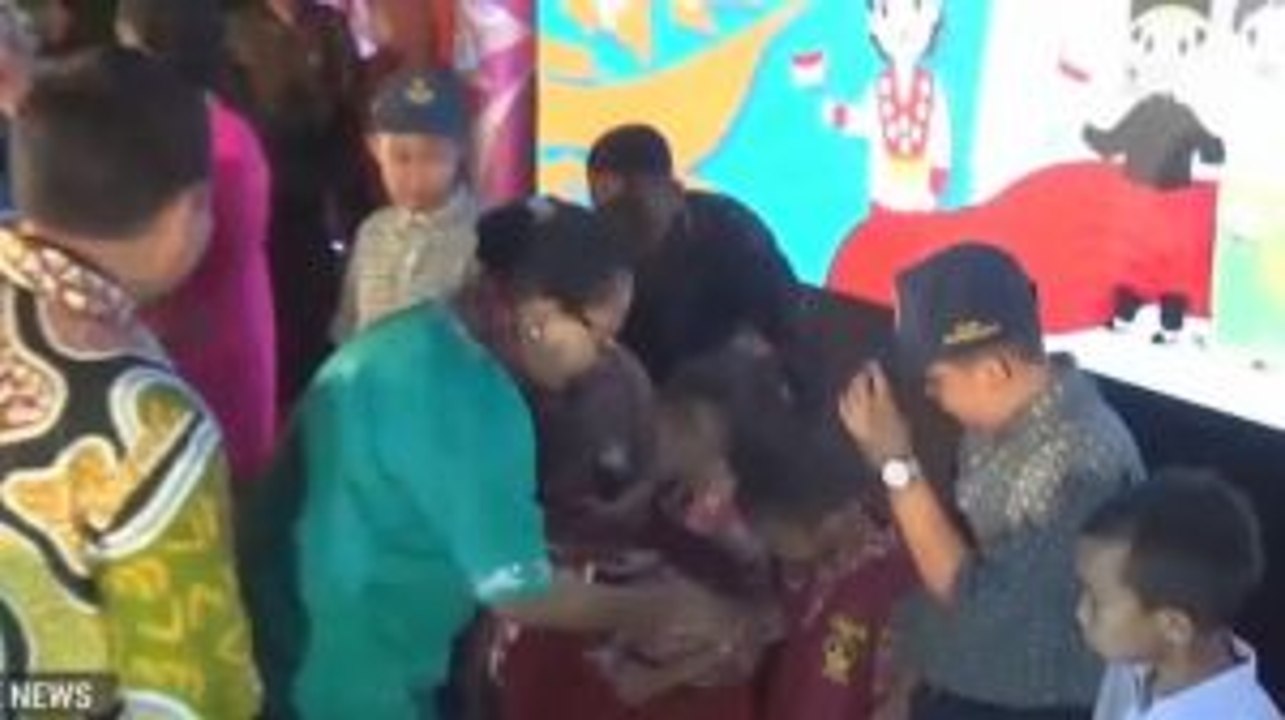 Menteri Yohana Bagikan Kartu Identitas Anak di Makassar